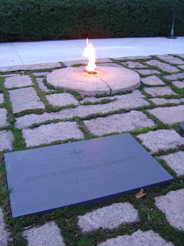 Eternal flame of the tomb of J.F.K - 20/11/2004 17:38